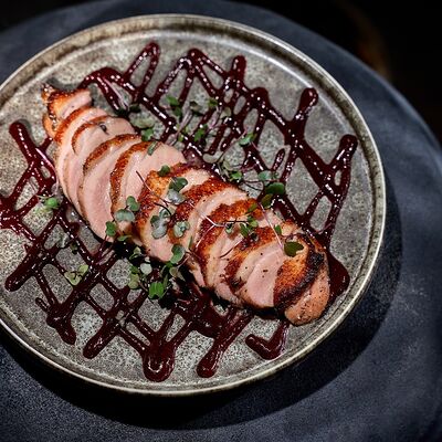 Запеченная утиная грудка с ягодным соусом в Мунк по цене 850 ₽