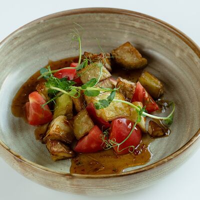 Салат с жареными баклажанами и розовыми томатами в CASPARY BRAU по цене 460 ₽