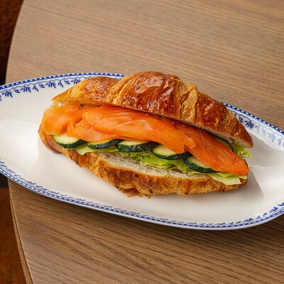 Круассан с лососем слабой соли в Centrale bistro по цене 640 ₽