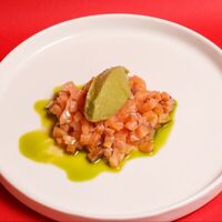 Тартар с лососем и кремом из авокадо в Итальянка