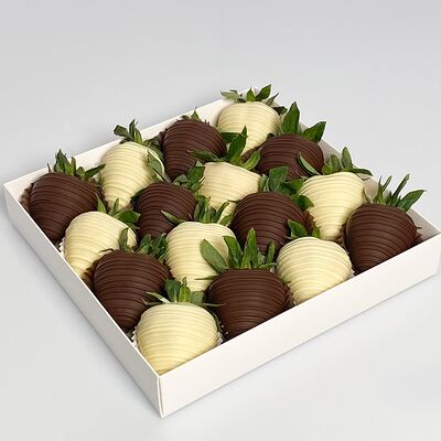 Коробка Black & White M в Клубника в шоколаде VeryBerryLab по цене 5290 ₽