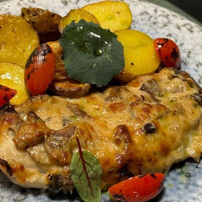 Судак под сыром с грибами и печеным картофелем в To mesto по цене 950 ₽