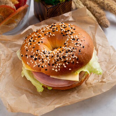 Бейгл с ветчиной и сыром в Пончик-Батончик по цене 160 ₽