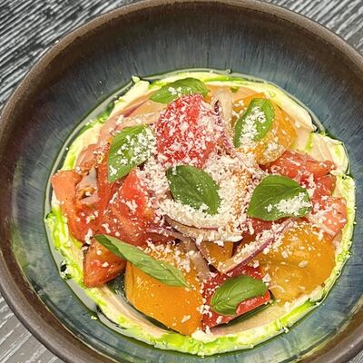 Томаты, красный лук, базилик, творожный курт в Chalet River Club по цене 780 ₽