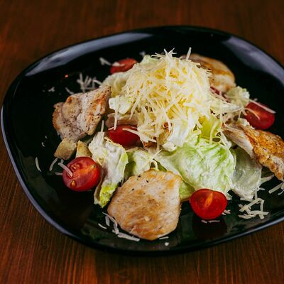 Салат Цезарь с курицей в Кафеу Танка по цене 420 ₽