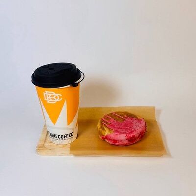 Кофе и крунат малиновый в Do.bro coffee по цене 750 ₽