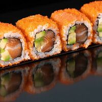 Ролл Калифорния с лососем в Sushi Sticks