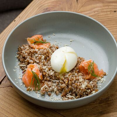 Гречневая каша с яйцом, пармезаном и лососемв Debaton по цене 480 ₽
