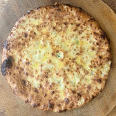 Осетинский пирог с сыром и зеленым луком в Чабрец по цене 1550 ₽