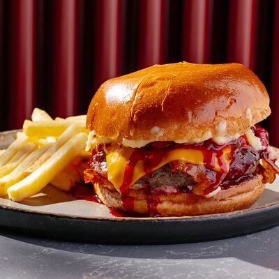 Бургер из мраморной говядины с вишневым соусом в Сплетни by Anna Asti по цене 1350 ₽