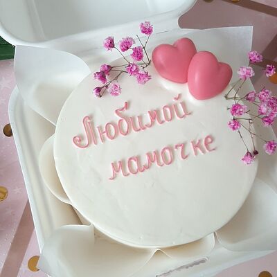 Бенто-торт Любимой мамочке с шоколадными сердцами в Чародейка сладостей по цене 2190 ₽