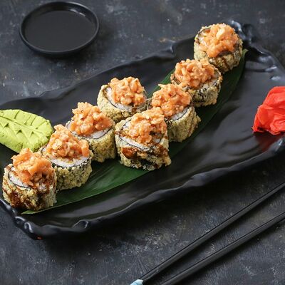 Сакура ролл в остром соусе с лососем в Fast Япония Premium Sushi по цене 552 ₽