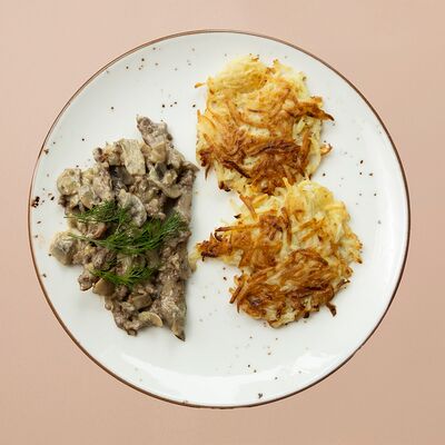 Бефстроганов с драниками в Романовская пекарня по цене 1300 ₽