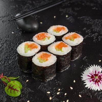 Ролл с лососем и огурцом в Суши Профи по цене 509 ₽