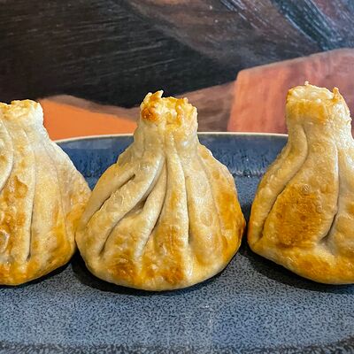 Жареные хинкали с курицей и сыром в Сандро по цене 750 ₽