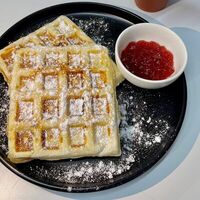 Венские вафли с клубничным джемом в Кафе 737