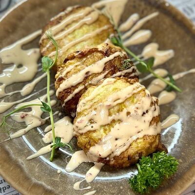 Оладьи из кабачков и креветок в Кафе хорошего настроения Питер Пэн по цене 695 ₽