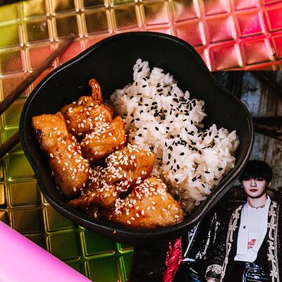 Блюдо №75 Корейский чикен в соусе сладкий чили с гарниром в Капэ по цене 345 ₽