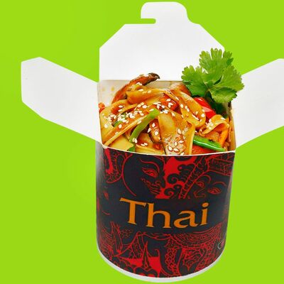 Курица с рисовой лапшой в соусе Пад Тай и овощами в Tasty Thai по цене 440 ₽