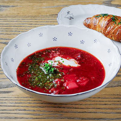 Борщ с томлеными телячьими щечками в Онегин дача по цене 740 ₽