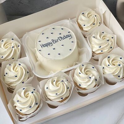 Бенто-торт и 8 капкейков на день рождения, happy birthday в Elian Сhocolate по цене 4600 ₽