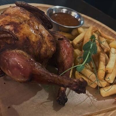 Цыпленок Люббенау с картофелем фри в Генрих и Генриетта по цене 620 ₽