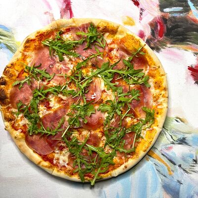 Пицца с пармой и рукколой в Wine room gallery по цене 740 ₽