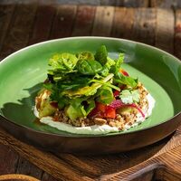 Салат с киноа со свежими овощами в Kumpan Terra