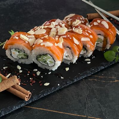 Ролл с лососем и миндалем в Panda Sushi по цене 649 ₽