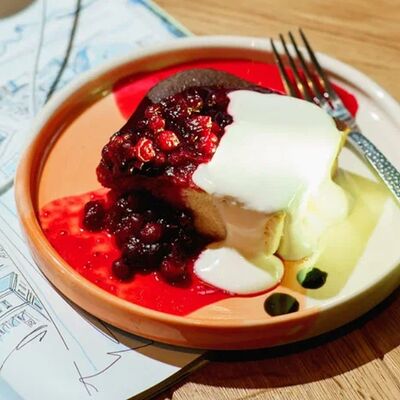 Творожная запеканка с клюквой и ванильной сметаной в Mola Mola по цене 550 ₽