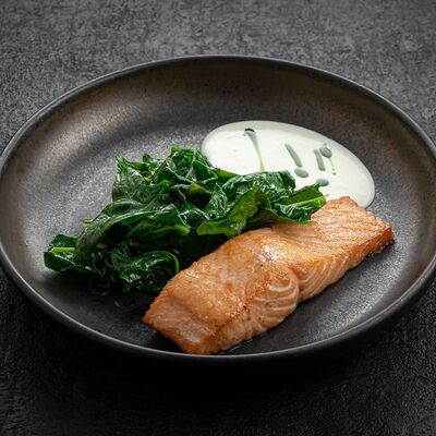 Стейк из лосося со шпинатом и сливочным соусом в Вода & Еда по цене 2062 ₽