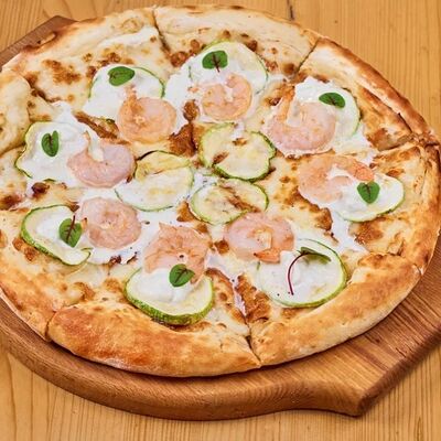 Пицца с креветками и страчателлойв 4 сыра по цене 930 ₽