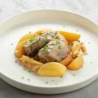 Язык в трюфельном соусе с жареным картофелем в Brasserie Kriek