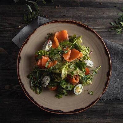 Салат с лососем, яйцом и базиликовым кремом в Amato по цене 890 ₽