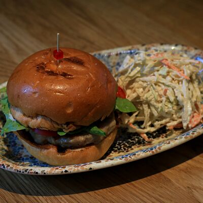 Чикен бургер в DVOR гриль-бистро по цене 650 ₽