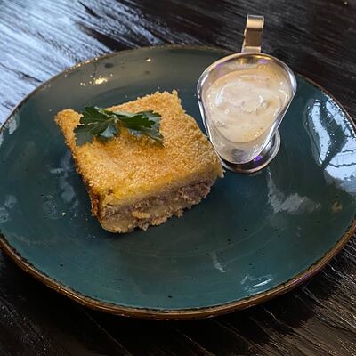 Запеканка со скумбрией консервированной и картофелем, соус в Длинный нос по цене 340 ₽