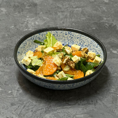 Салат с мандарином и фетой под медовой заправкой в Авокадо по цене 755 ₽
