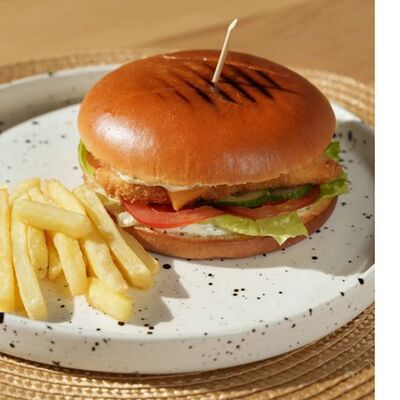 Бургер с куриными стрипсами и соусом ранч в En Ferio по цене 710 ₽