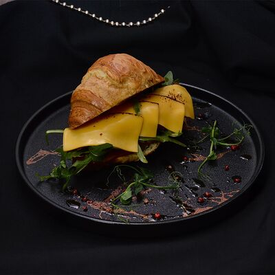 Круассан с копченым денвером в Правда по цене 610 ₽