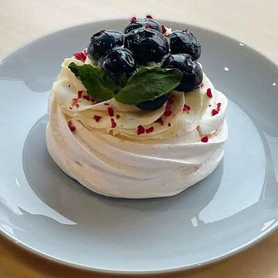 Десерт Павлова с голубикой в Круассан Дорэ по цене 385 ₽