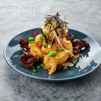 Большие тигровые креветки со сладким соусом из черного перца в Japan Corner