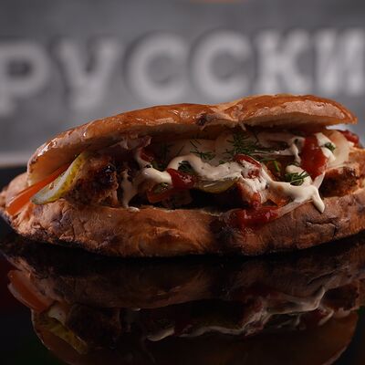 Турецкий бургер с шашлыком из курицы и свинины в РУССКИЙ БУРГЕР по цене 344 ₽