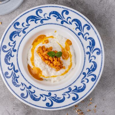 Овсяная каша на молоке с манговым джемомв Русская усадьба по цене 390 ₽