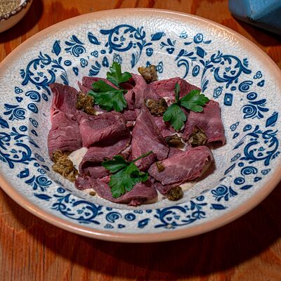 Телятина под соусом в стиле вителло тоннато в Мазл Тов по цене 640 ₽