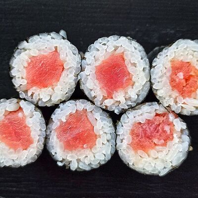 Маки с тунцом в More sushi по цене 349 ₽