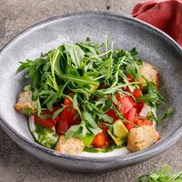 Салат с муссом из сиртаки, авокадо и томатами в Вкусновица