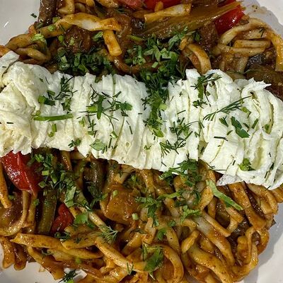 Лагман жареныйв Чойхона Хаким Ака по цене 440 ₽