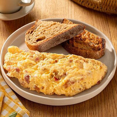 Омлет с беконом и сыром в Шоколадница по цене 360 ₽