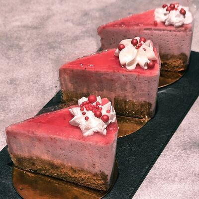 Чизкейк Клубничный в Фабрика чизкейков по цене 250 ₽