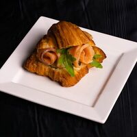 Круассан с лососем в Безе